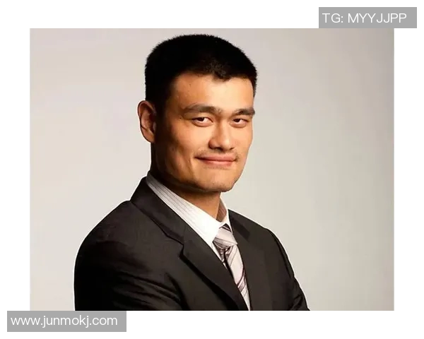 姚明因比赛失利情绪激动怒砸键盘引发网友热议与共鸣